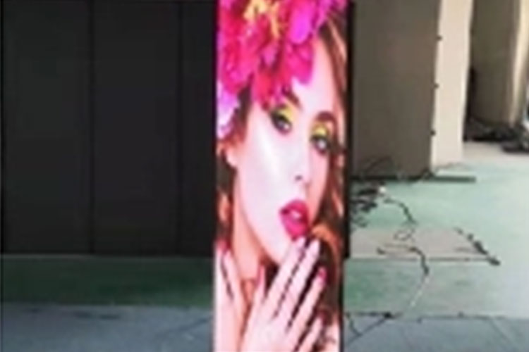 مقارنة ملصقات LED داخلية P2.5 مع حلول لافتات رقمية تقليدية