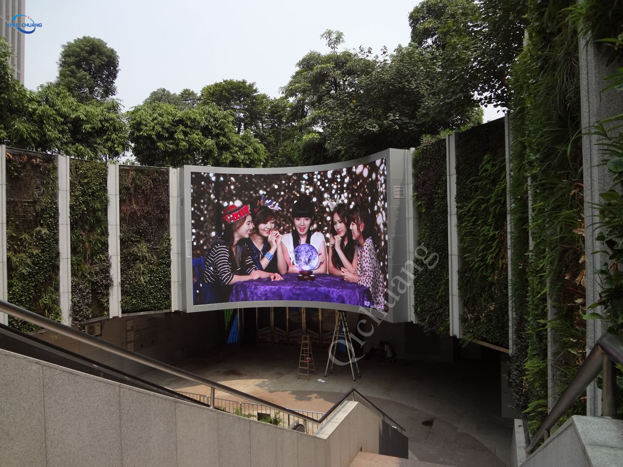 تركيب شاشة LED منحنية سلسة